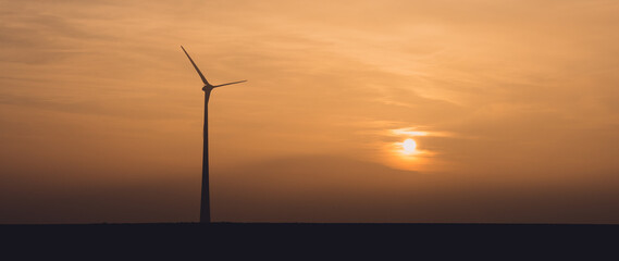 Obraz premium silhouette eines windkraftrades bei sonnenuntergang