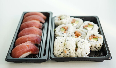 Una bandeja con piezas variadas de sushi. Rollo California.
