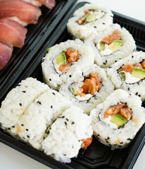 Una bandeja con piezas variadas de sushi. Rollo California.
