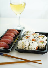 Una bandeja con piezas variadas de sushi. Rollo California.
