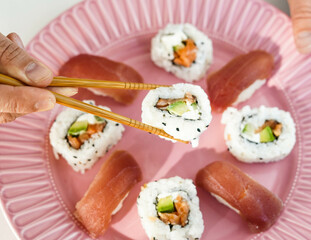 Un plato con piezas variadas de sushi.
