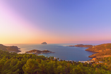 Sonnenaufgang über der Bucht von Kapsali auf der Ionischen Insel Kythira, Griechenland - obrazy, fototapety, plakaty