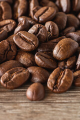 Naklejka premium Close up of Roasted Coffee bean on wood desk with selective focus