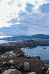 Grandes montañas de rocas en las costas del mar con un cielo azul y nubes blancas 