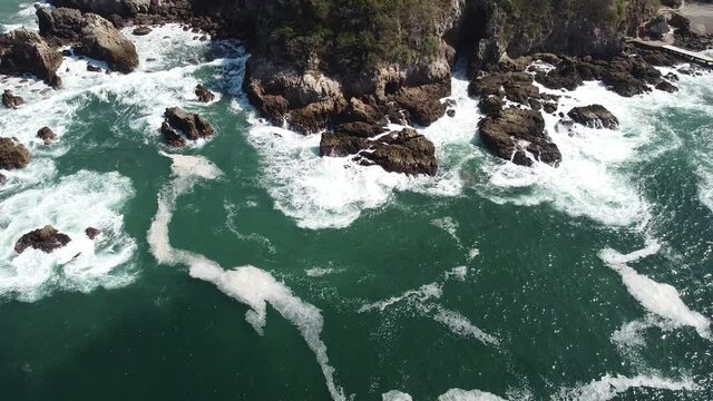 Toma aerea de playa careyitos en careyes, jalisco, mexico