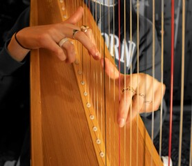 Hände einer Harfespielerin