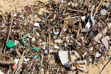 Sable d'une plage pollué par des déchets plastiques, détail des déchets (3/4). Réserve naturelle du Courant d'Huchet, Landes, France