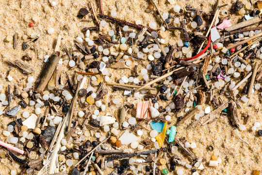 Pollution granul&eacute;s plastiques sur une plage de sable, d&eacute;tail des d&eacute;chets (4/4). R&eacute;serve naturelle du Courant d'Huchet, Landes, France