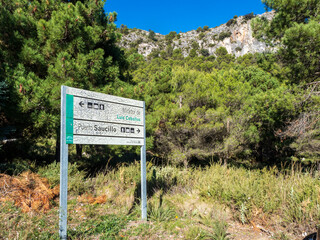 Cartel de información de los senderos de la Sierra de las Nieves en su entrada por Yunquera