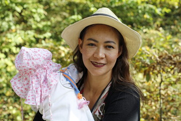 Une splendide mère asiatique porte son bébé