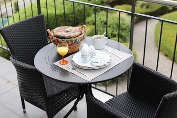 Table de balcon avec petit-déjeuner
