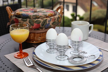 Trois oeux et un jus d'orange au petit déjeuner