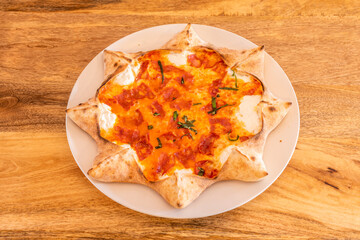 Pizza en forma de estrella con relleno de queso crema rallado