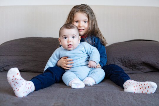 fratelli , bambina, madre, famiglia, abbraccio  , adolescente, beb&egrave;, figlia, amore, persone, infanzia, donna, bambina, figlio, felicit&agrave;, genitori, 2, infante, abitazione, sorridente, cura, che regge, 