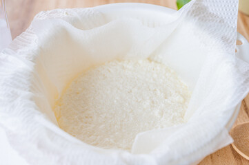 ザルにペーパーで水切り　チーズ作り