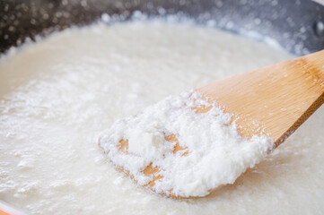 フライパンで温める　自家製クリームチーズ作り