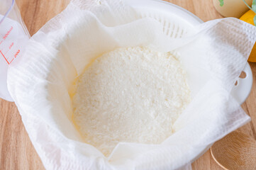 ザルにペーパーで水切り　チーズ作り