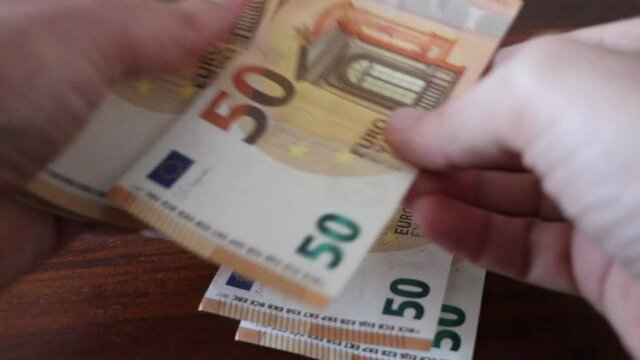 Contare banconote di Euro
