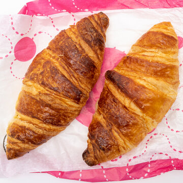 deux croissants sur un embalage papier