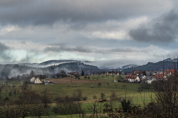 Ländliche Landschaft mit Nebelschwaden