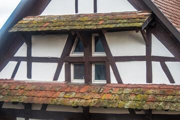 Historisches Fachwerkhaus mit kleinen Dächern