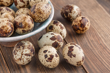 Obraz premium Quail eggs on the wooden plate. Quail eggs can be consumed by frying or boiling. In Indonesia quail eggs called telur puyuh.