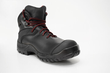 Bota negra de trabajo. Bota alta para hombre, sobre un fondo Blanco, espacio para texto al lado derecho.
