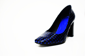 Zapato de tacón alto azul y negro. Zapato para mujer sobre un fondo blanco, espacio para texto al...
