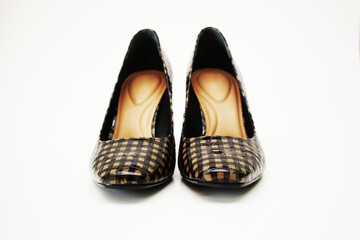 Zapatos de tacón alto café y negro. Zapatos para mujer sobre un fondo blanco.