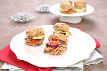 Sandwich with tuna and vegetables
