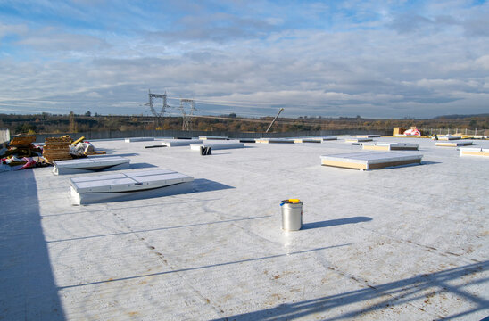 Construction of a flat roof with EPDM (ethylene propylene diene monomer) membrane on a large warehouse