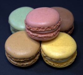 macarons sobre fondo negro dispuestos piramidalmente