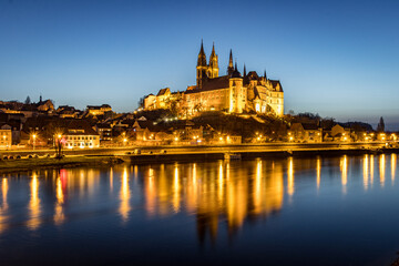 Fototapeta na wymiar The Albrechtsburg in Meissen after sunset in front of the river