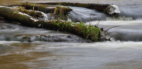 Płynąca woda na wodospadzie na rzece Tanew na Roztoczu.