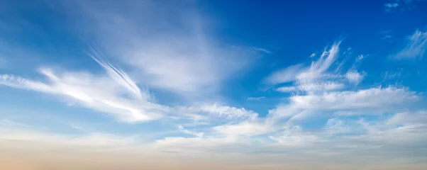Fotobehang Witte wolken tegen blauwe hemelachtergrond © Piotr Krzeslak