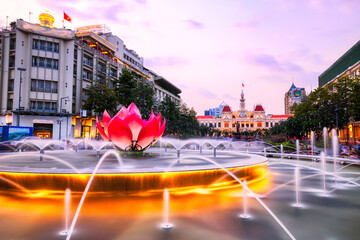 Fountain with People's Committee of Ho Chi Minh City in the Background at Dusk - obrazy, fototapety, plakaty