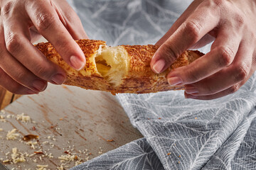 pan de queso partido a la mitad