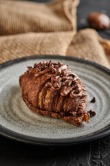 croissant achocolatado en tabla de madera