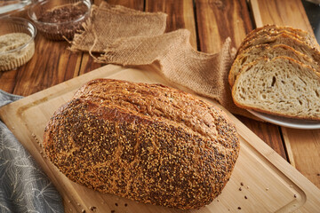 pan de masa madre en tabla de madera con semillas