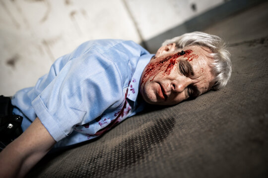 Ein Mensch liegt durch Kopfschuss ermordet blutverschmiert auf einem Betonboden. 