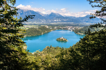 Fototapeta na wymiar View of Lake Bled in Slovenia. In the background the high rocky corners of the Julian Alps.