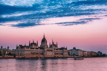 Fototapeta premium Budapest Parliament and river