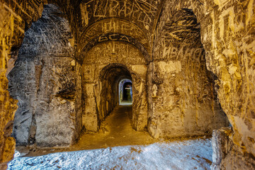 Obraz premium Dark creepy abandoned underground chalky cave temple