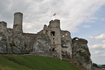 Fototapeta na wymiar Medieval caste in Poland. Ogrodzieniec. Spectacular ruins. Perfect for wallpaper.