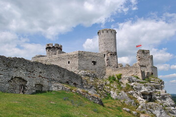 Fototapeta na wymiar Medieval caste in Poland. Ogrodzieniec. Spectacular ruins. Perfect for wallpaper.