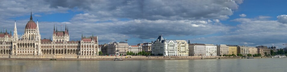 Obraz premium Danube river and Parliament building in Budapest, Hungary