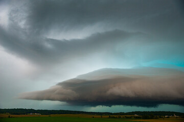Obraz na płótnie Canvas Wisconsin storm produces colorful and interesting shelf cloud 