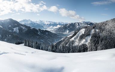 Obraz premium Zell am See winter mountain scenery, Salzburg Land region, Austria