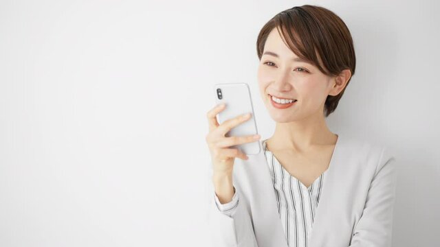 スマートフォンを使う若い女性	
