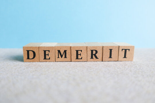 DEMERIT・デメリットの英文字ブロック